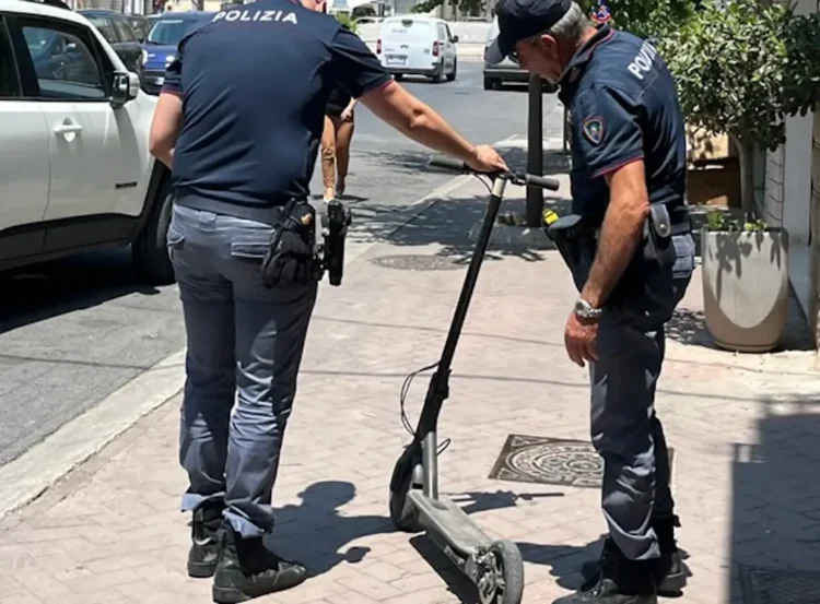 Agenti della Polizia di Stato controllano un monopattino elettrico durante un intervento a Modica