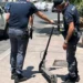 Agenti della Polizia di Stato controllano un monopattino elettrico durante un intervento a Modica