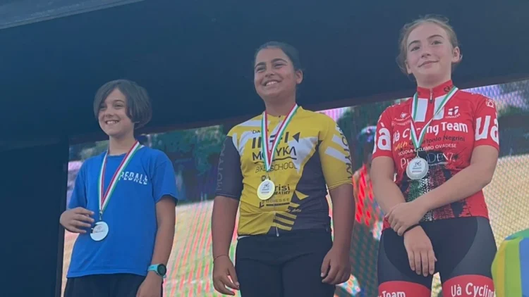 Bruna Maria Puccia sul podio del meeting nazionale di mountain bike a Viareggio con la maglia della Motyka Bike School Modica