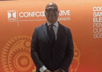 Nello Aprile durante l'assemblea nazionale di Confcooperative Sanità a Roma
