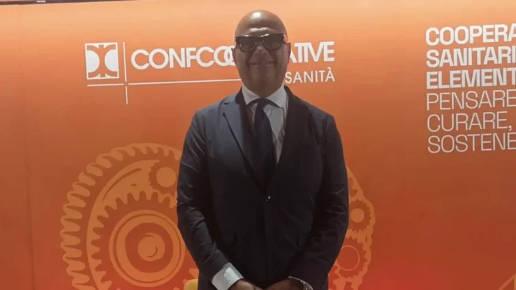 Nello Aprile durante l'assemblea nazionale di Confcooperative Sanità a Roma