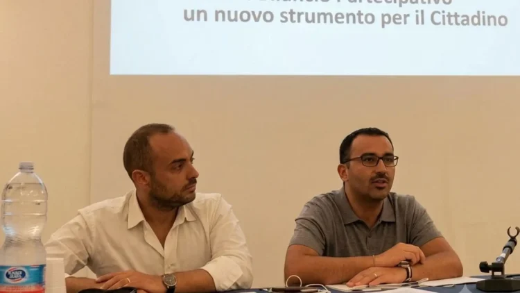 Alessandro Basile e Andrea La Rosa durante un incontro pubblico a Vittoria dedicato ai temi dell'amministrazione cittadina.