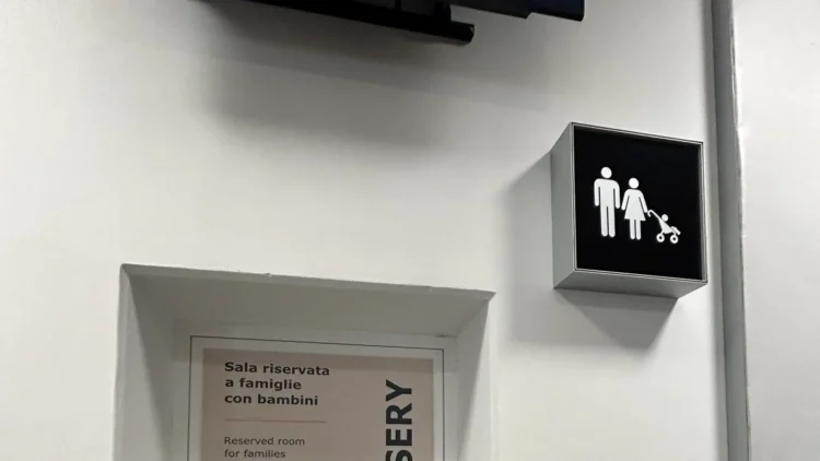 Ingresso della nursery-family lounge riservata alle famiglie con bambini all'aeroporto Falcone Borsellino di Palermo.