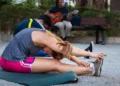 Partecipanti a una sessione di attività fisica all'aperto durante l'iniziativa sportiva estiva Outgether a Ragusa.