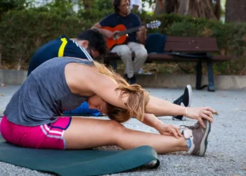 Partecipanti a una sessione di attività fisica all'aperto durante l'iniziativa sportiva estiva Outgether a Ragusa.