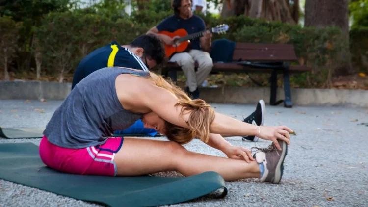 Partecipanti a una sessione di attività fisica all'aperto durante l'iniziativa sportiva estiva Outgether a Ragusa.