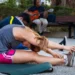 Partecipanti a una sessione di attività fisica all'aperto durante l'iniziativa sportiva estiva Outgether a Ragusa.