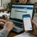 Persona che controlla il calendario dei pagamenti dell'Assegno di inclusione di giugno 2026 tramite smartphone e computer