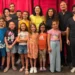 Componenti della Compagnia G.o.D.o.T. riuniti davanti al sipario rosso durante la presentazione della stagione estiva
