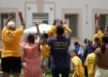 Bambini e genitori partecipano a un momento di gioco durante la “Partita con mamma e papà” alla Casa Circondariale di Ragusa.