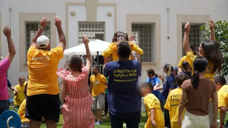 Bambini e genitori partecipano a un momento di gioco durante la “Partita con mamma e papà” alla Casa Circondariale di Ragusa.