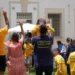 Bambini e genitori partecipano a un momento di gioco durante la “Partita con mamma e papà” alla Casa Circondariale di Ragusa.