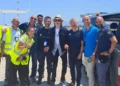 Paul McCartney posa con il personale dell'aeroporto di Palermo dopo l'arrivo in Sicilia a bordo di un jet privato
