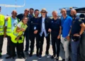 Paul McCartney posa con alcuni dipendenti dell'aeroporto Falcone Borsellino di Palermo dopo il suo arrivo in Sicilia.