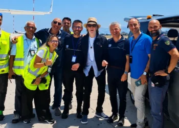Paul McCartney posa con alcuni dipendenti dell'aeroporto Falcone Borsellino di Palermo dopo il suo arrivo in Sicilia.