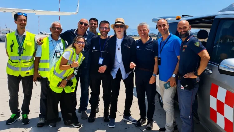 Paul McCartney posa con alcuni dipendenti dell'aeroporto Falcone Borsellino di Palermo dopo il suo arrivo in Sicilia.