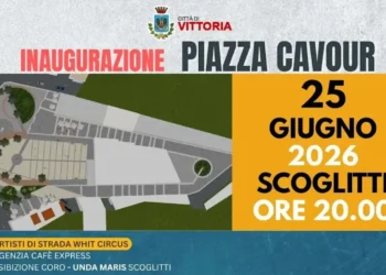 Locandina dell’inaugurazione di Piazza Cavour a Scoglitti prevista il 25 giugno 2026 con rendering della piazza riqualificata
