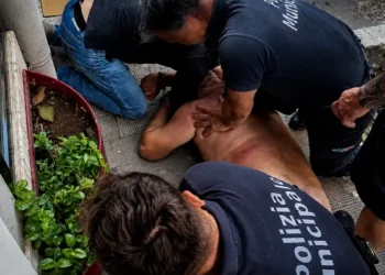 Agenti della Polizia Municipale di Siracusa bloccano un uomo a terra in corso Gelone