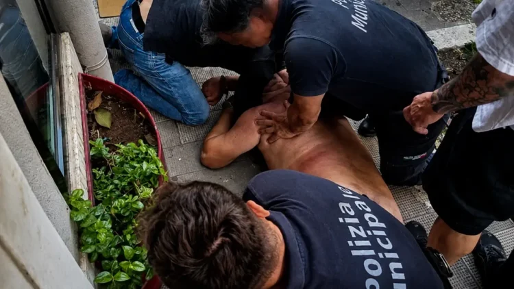Agenti della Polizia Municipale di Siracusa bloccano un uomo a terra in corso Gelone