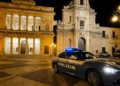 Auto della Polizia di Stato in piazza a Vittoria durante un servizio di controllo sul territorio