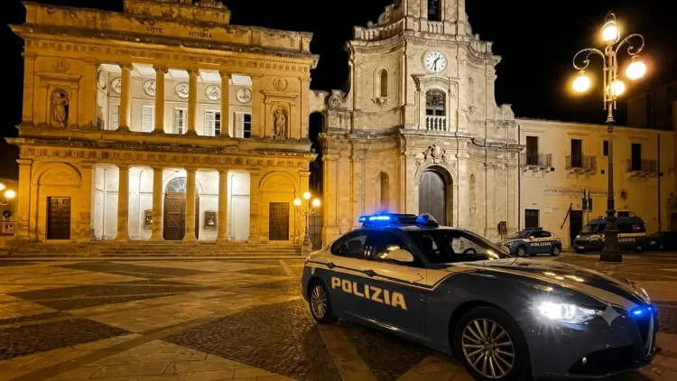 Auto della Polizia di Stato in piazza a Vittoria durante un servizio di controllo sul territorio