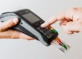 Libero professionista utilizza un POS mobile per ricevere un pagamento elettronico