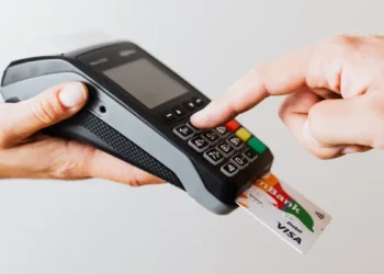 Libero professionista utilizza un POS mobile per ricevere un pagamento elettronico