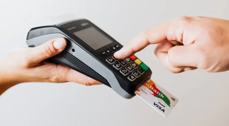 Libero professionista utilizza un POS mobile per ricevere un pagamento elettronico