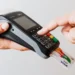 Libero professionista utilizza un POS mobile per ricevere un pagamento elettronico