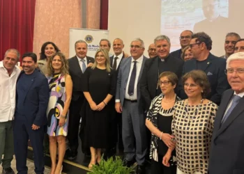 Gruppo di partecipanti alla cerimonia del Premio Eccellenze della Contea di Modica con l’arcivescovo Corrado Lorefice