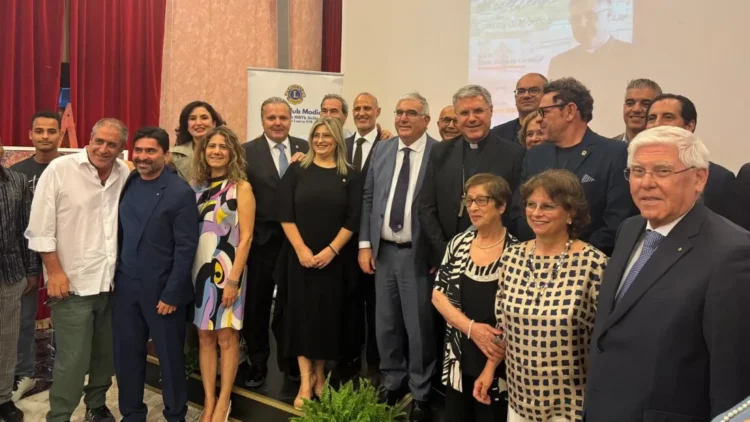 Gruppo di partecipanti alla cerimonia del Premio Eccellenze della Contea di Modica con l’arcivescovo Corrado Lorefice
