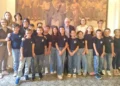 Studenti della IV E con insegnanti e amministratori comunali durante l’incontro a Palazzo Iacono.