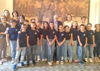 Studenti della IV E con insegnanti e amministratori comunali durante l’incontro a Palazzo Iacono.