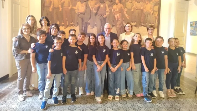 Studenti della IV E con insegnanti e amministratori comunali durante l’incontro a Palazzo Iacono.
