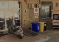 Ingresso del presidio sanitario di Modica Alta con ambulanza del 118 parcheggiata davanti alla struttura