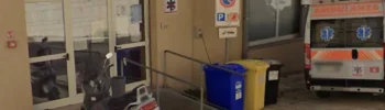 Ingresso del presidio sanitario di Modica Alta con ambulanza del 118 parcheggiata davanti alla struttura