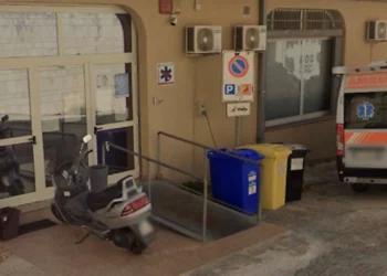 Ingresso del presidio sanitario di Modica Alta con ambulanza del 118 parcheggiata davanti alla struttura