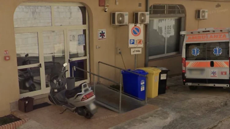 Ingresso del presidio sanitario di Modica Alta con ambulanza del 118 parcheggiata davanti alla struttura