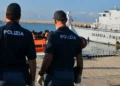Agenti della Polizia di Stato e della Guardia di Finanza durante le operazioni di sbarco dei migranti nel porto di Pozzallo