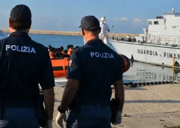 Agenti della Polizia di Stato e della Guardia di Finanza durante le operazioni di sbarco dei migranti nel porto di Pozzallo