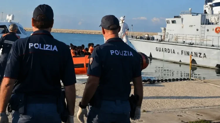 Agenti della Polizia di Stato e della Guardia di Finanza durante le operazioni di sbarco dei migranti nel porto di Pozzallo