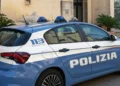 Volante della Polizia di Stato davanti alla Questura di Ragusa durante le attività di controllo sul territorio.