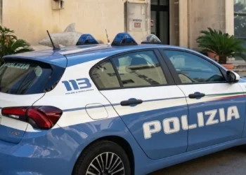 Volante della Polizia di Stato davanti alla Questura di Ragusa durante le attività di controllo sul territorio.