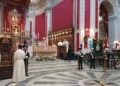 Rappresentazione illustrativa generata con IA della festa di San Giorgio a Ragusa Ibla con processione religiosa e folla nel centro storico