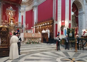 Rappresentazione illustrativa generata con IA della festa di San Giorgio a Ragusa Ibla con processione religiosa e folla nel centro storico
