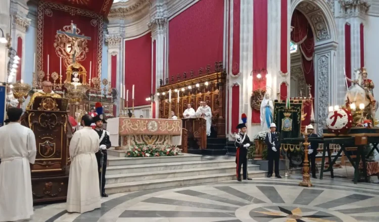 Rappresentazione illustrativa generata con IA della festa di San Giorgio a Ragusa Ibla con processione religiosa e folla nel centro storico