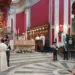 Rappresentazione illustrativa generata con IA della festa di San Giorgio a Ragusa Ibla con processione religiosa e folla nel centro storico