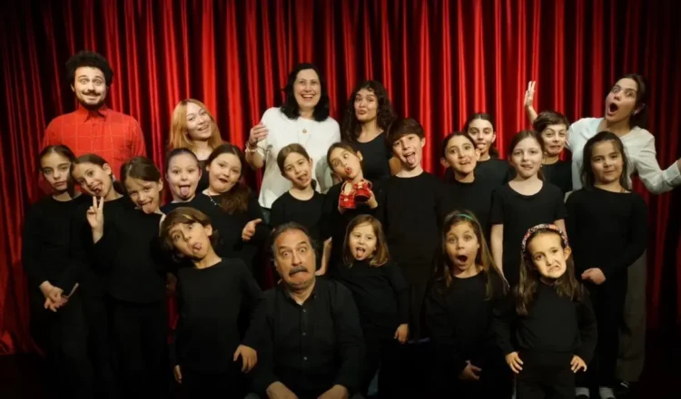 Giovani allievi della Compagnia GoDoT durante una prova teatrale del Mago di Oz a Ragusa