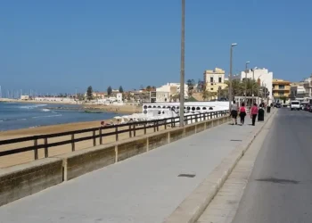 Lungomare di Marina di Ragusa in inverno con proposta di riapertura al traffico