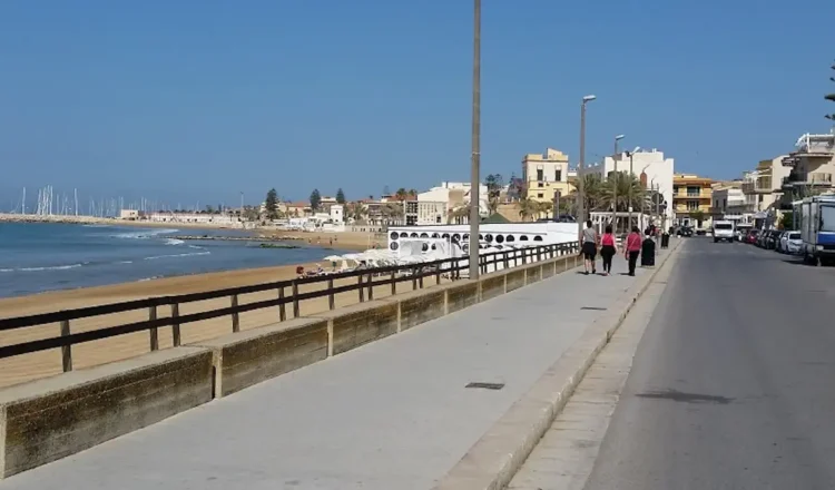 Lungomare di Marina di Ragusa in inverno con proposta di riapertura al traffico